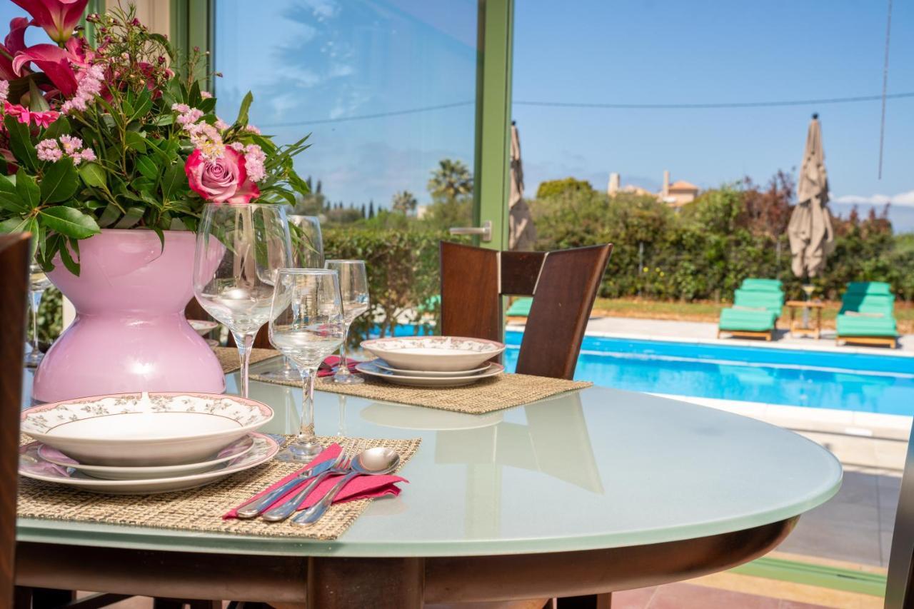 Monambeles Villas 스보로나타 외부 사진
